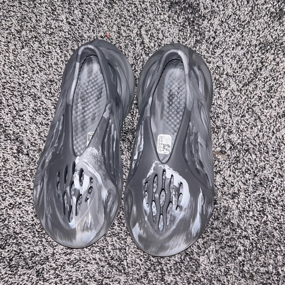 Yeezy Foam Runner, grey size 5y